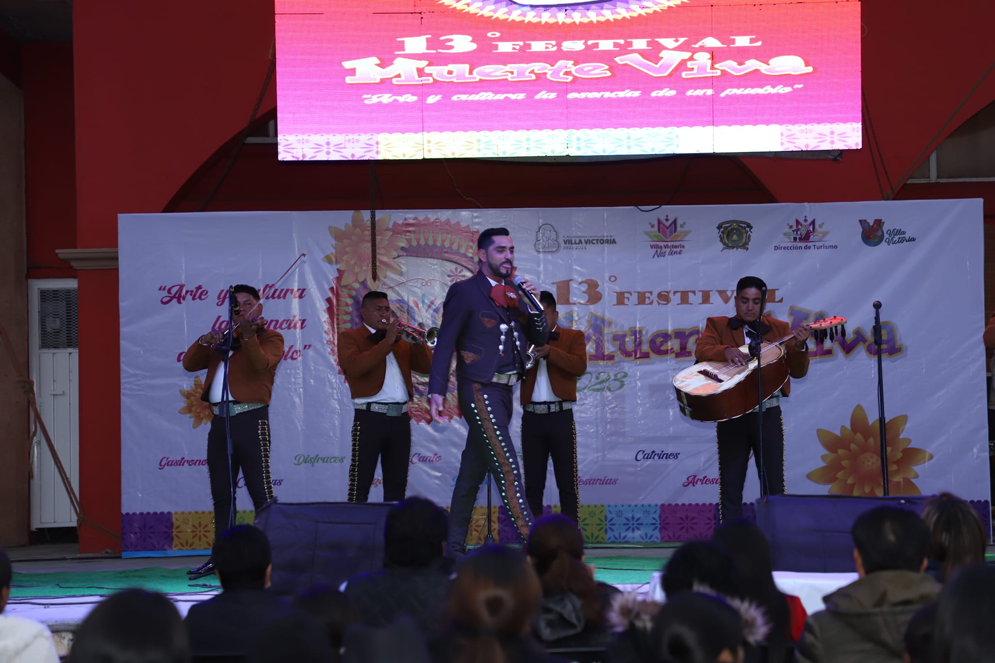 1699035086 798 El cantante de musica ranchera Julio Sanchez y el Mariachi