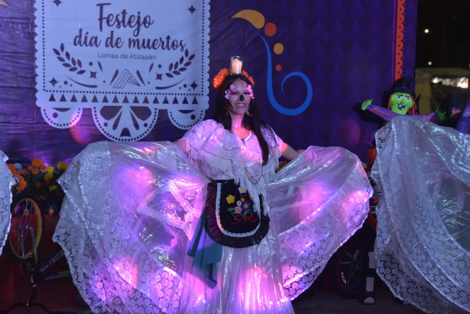 1699041080 Cientos de personas disfrutaron del Festejo del DiaDeMuertos en la scaled