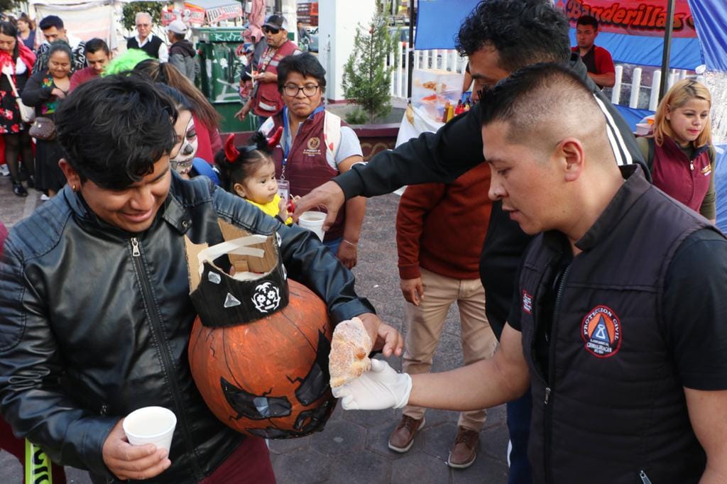 1699047539 823 GOBIERNO DE CHIMALHUACAN REPARTE CALAVERITA A NINAS Y NINOS DEL