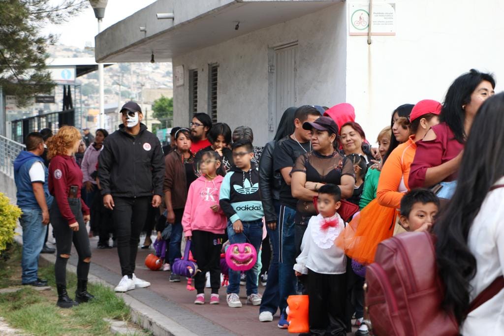 1699047545 8 GOBIERNO DE CHIMALHUACAN REPARTE CALAVERITA A NINAS Y NINOS DEL