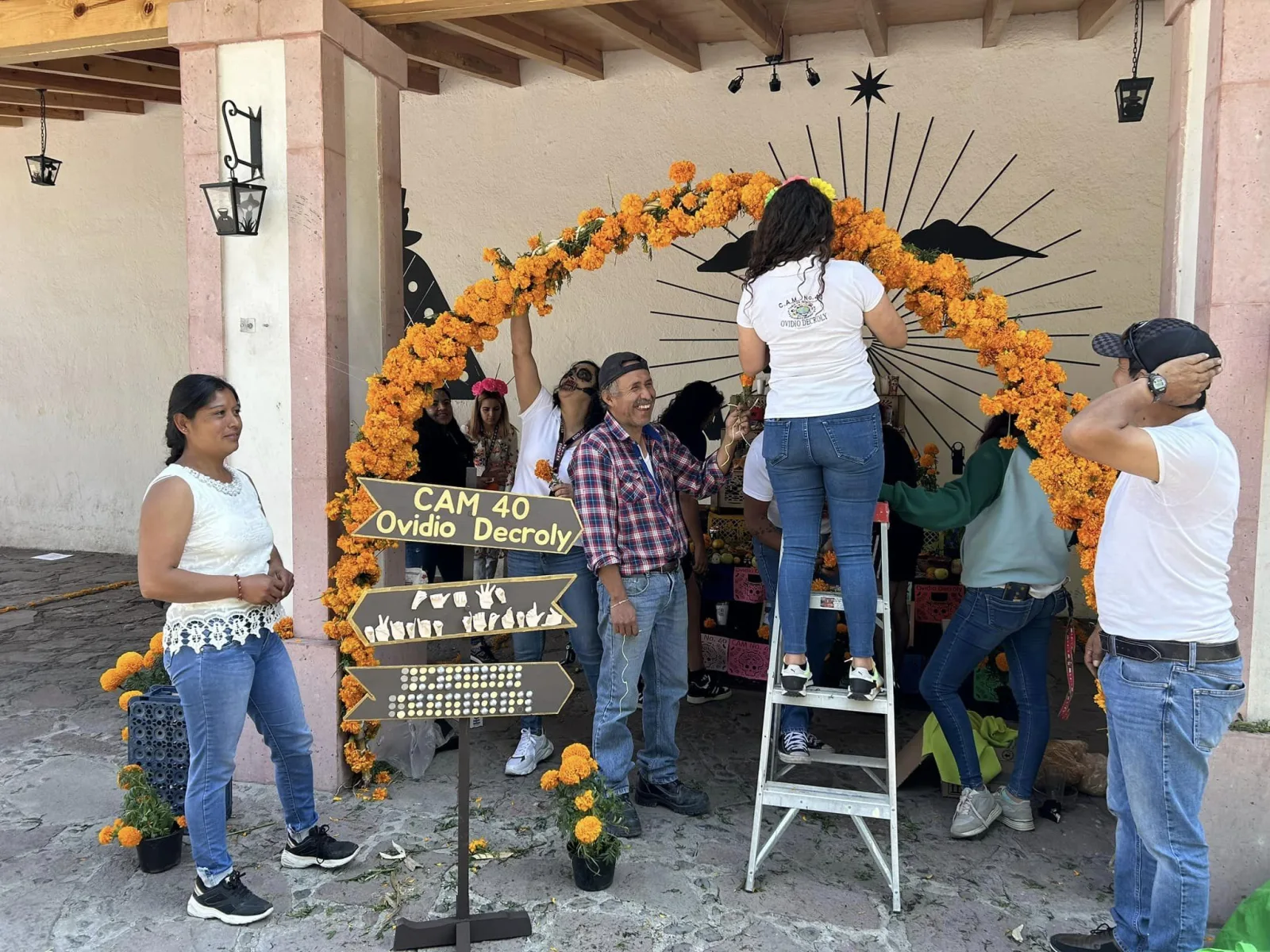 1699053021 Ya estamos iniciando con el montaje de las ofrendas de scaled