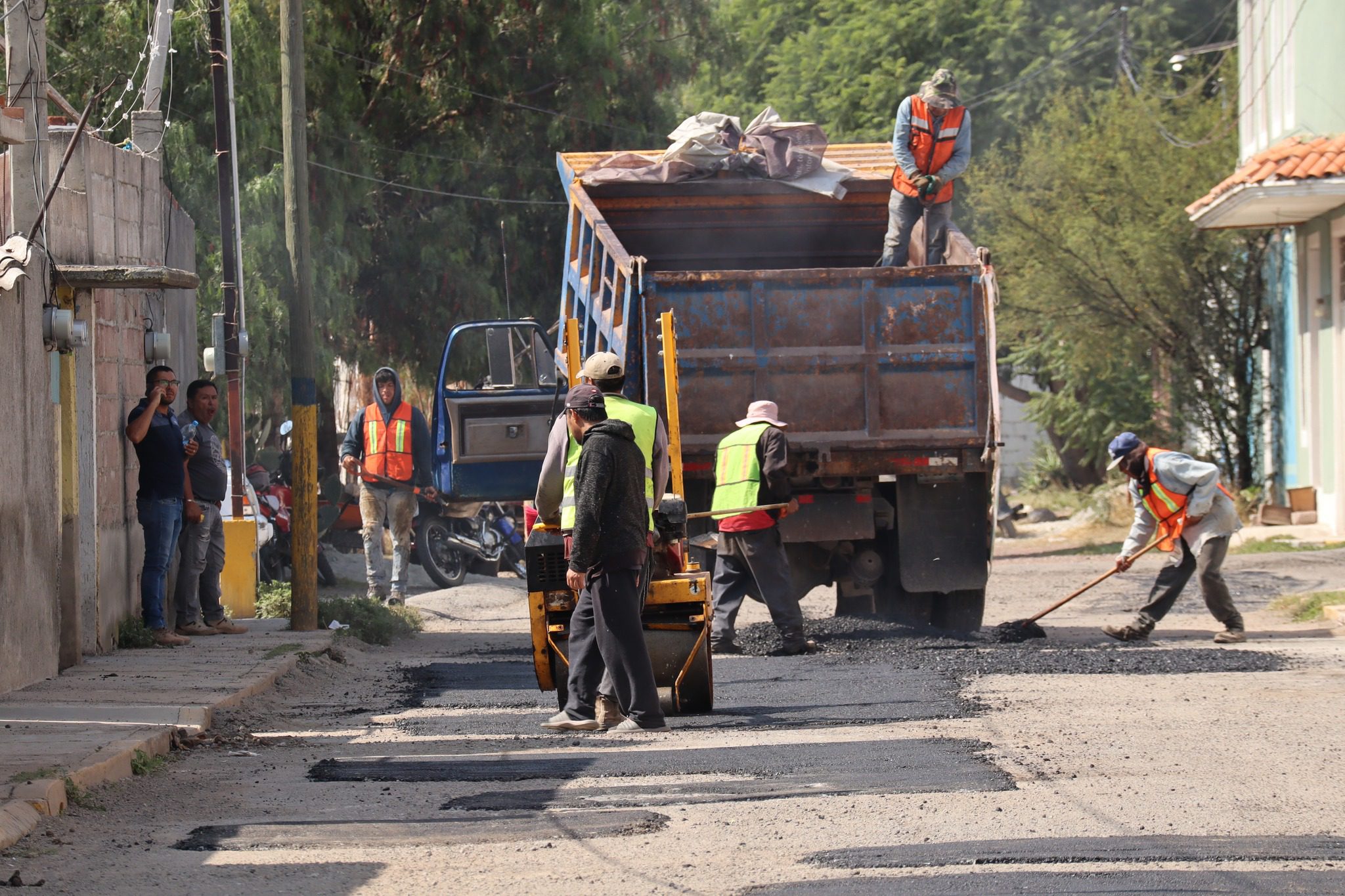 1699053482 667 Nos encontramos realizando trabajos de bacheo en la Calle Adolfo