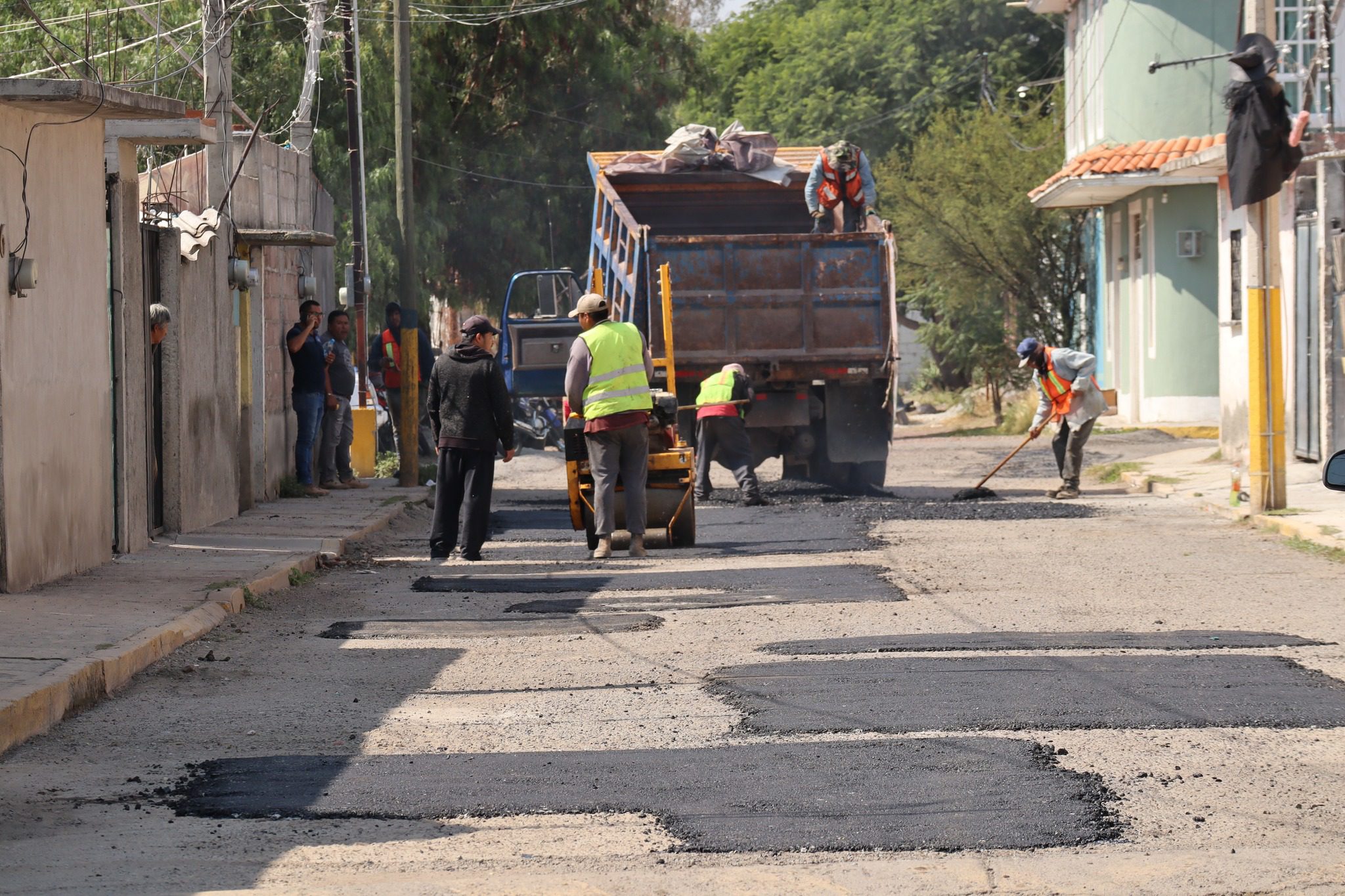 1699053489 75 Nos encontramos realizando trabajos de bacheo en la Calle Adolfo