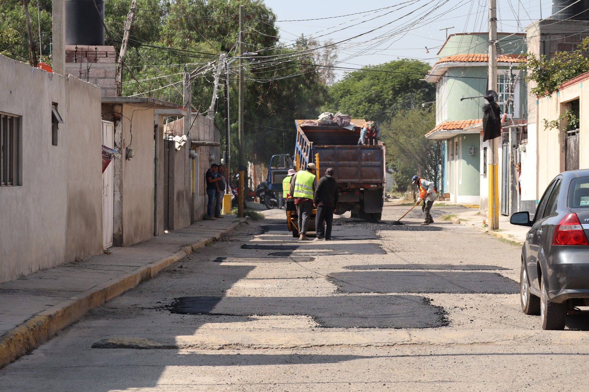 1699053495 168 Nos encontramos realizando trabajos de bacheo en la Calle Adolfo