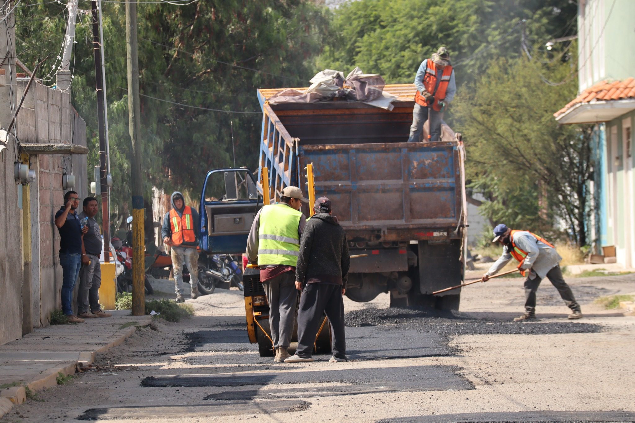 1699053501 179 Nos encontramos realizando trabajos de bacheo en la Calle Adolfo