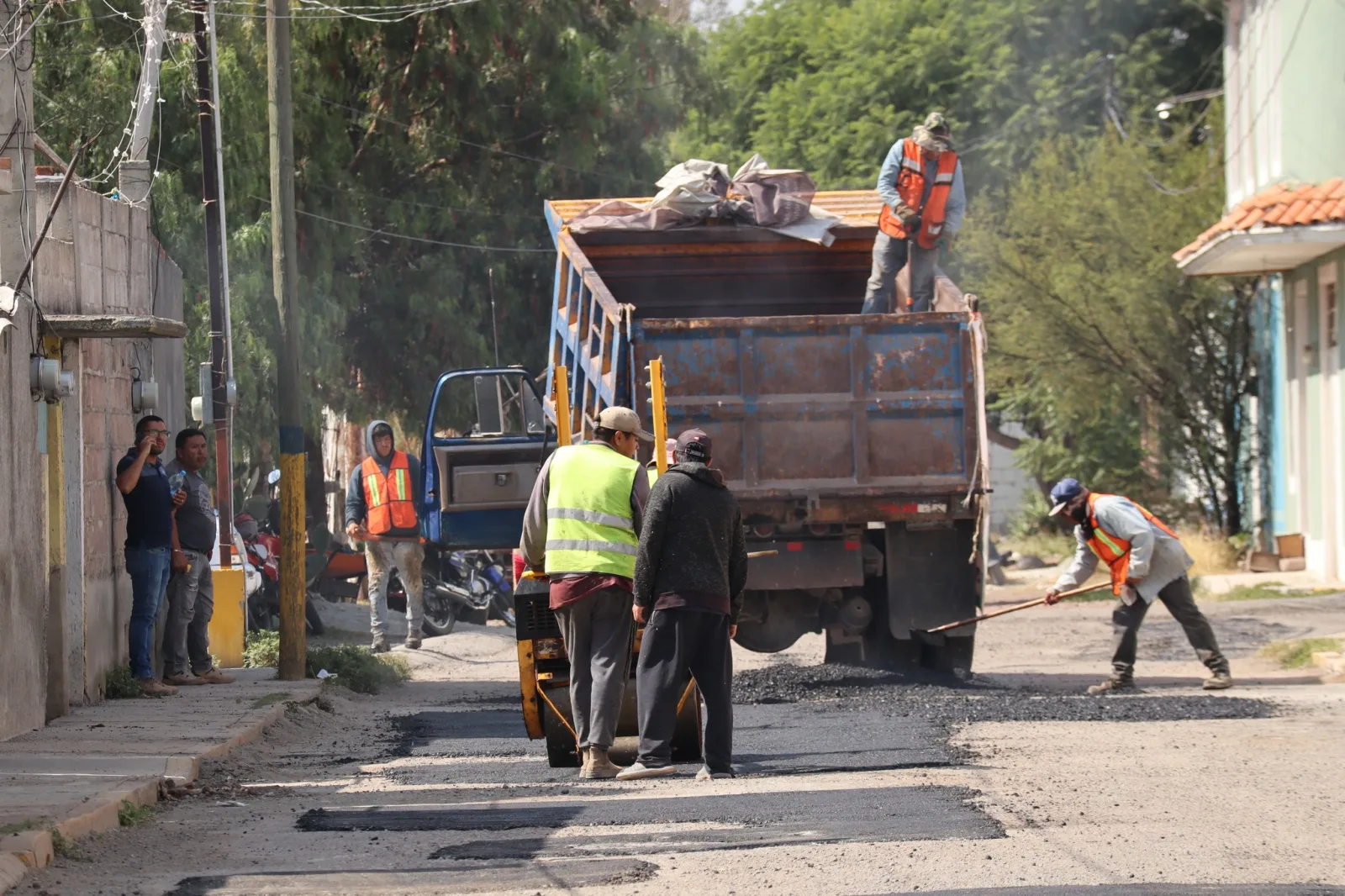 1699053522 Nos encontramos realizando trabajos de bacheo en la Calle Adolfo scaled