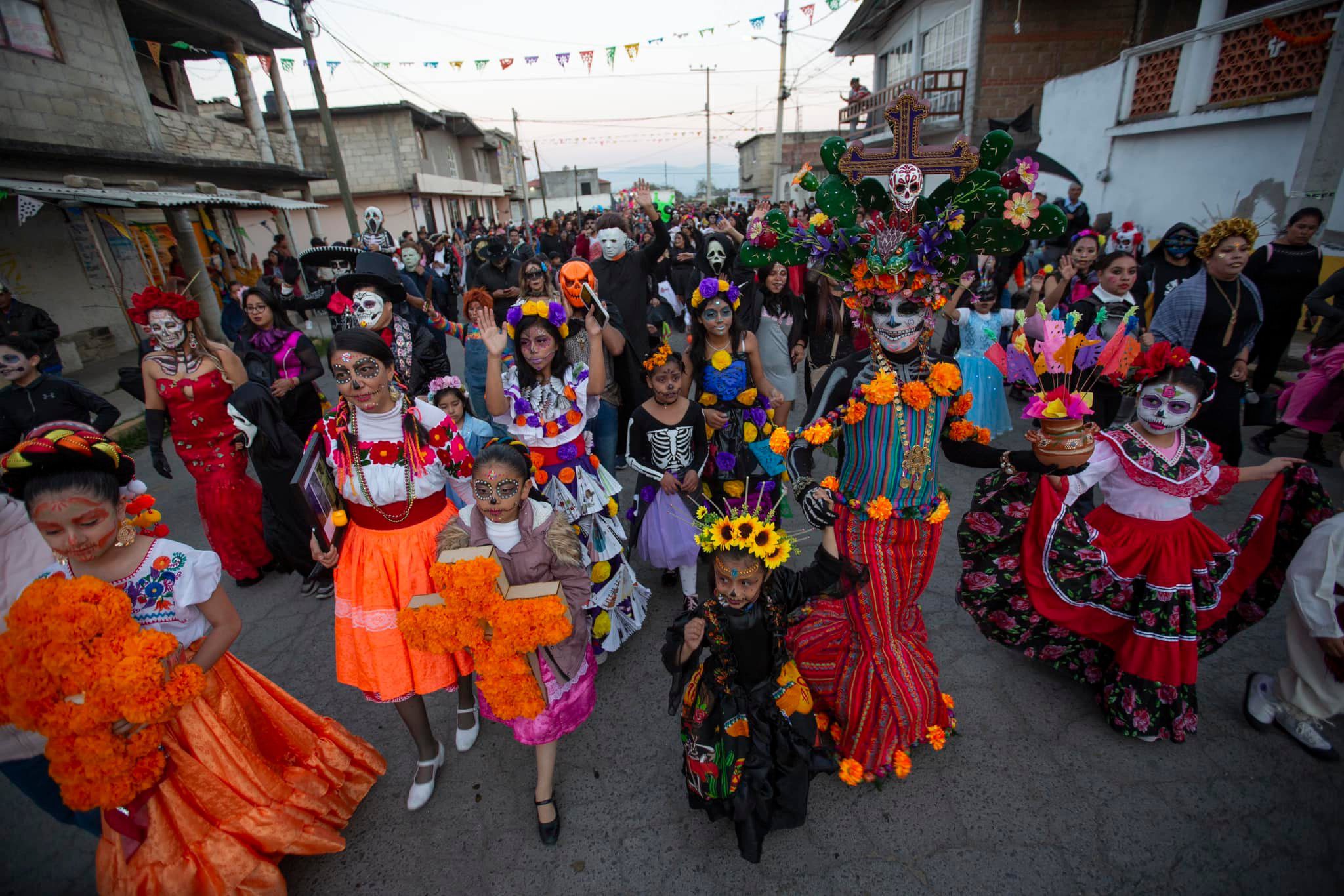 1699053549 719 Una vez mas caminamos nuestro SanAntonioLaIsla entre Monstruos y Catrinas