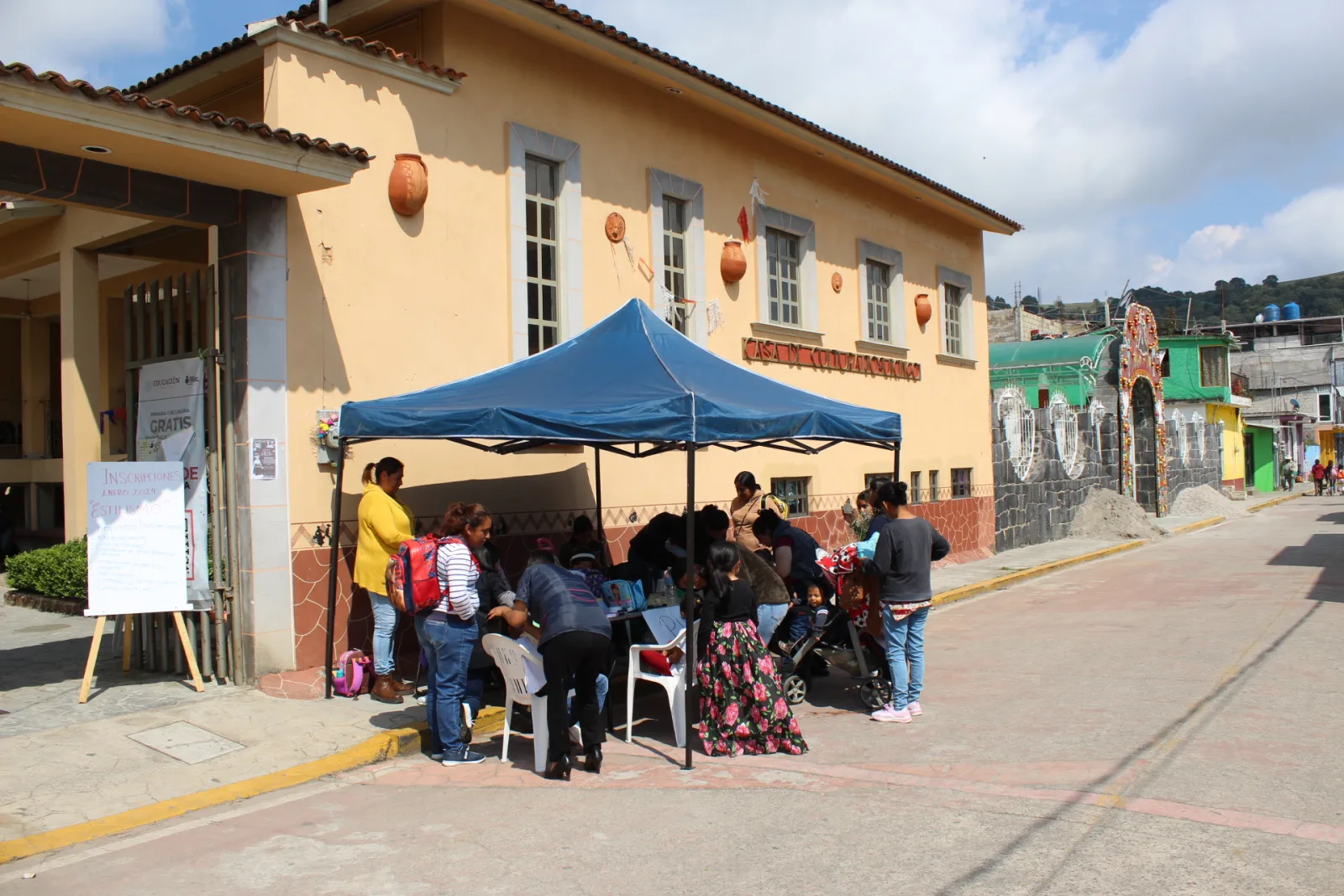 1699054185 Esta tarde en la CasaDeCultura se estan pintando las caritas scaled