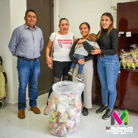 1699101464 Entregamos bolsas con dulces a la sociedad de padres de jpg