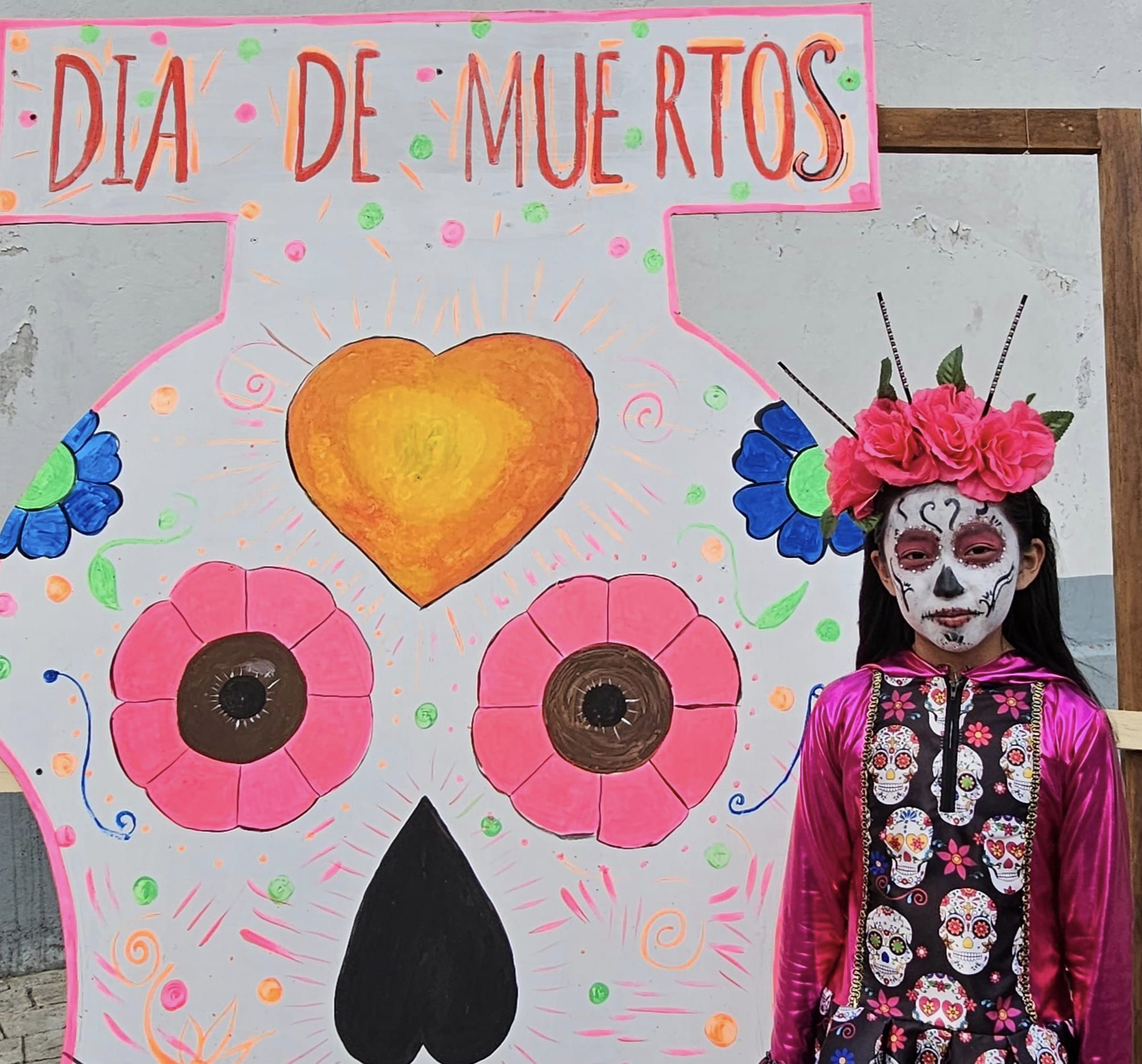 1699107632 125 Pintacaritas Dia de Muertos Las alumnas del curso de cultura