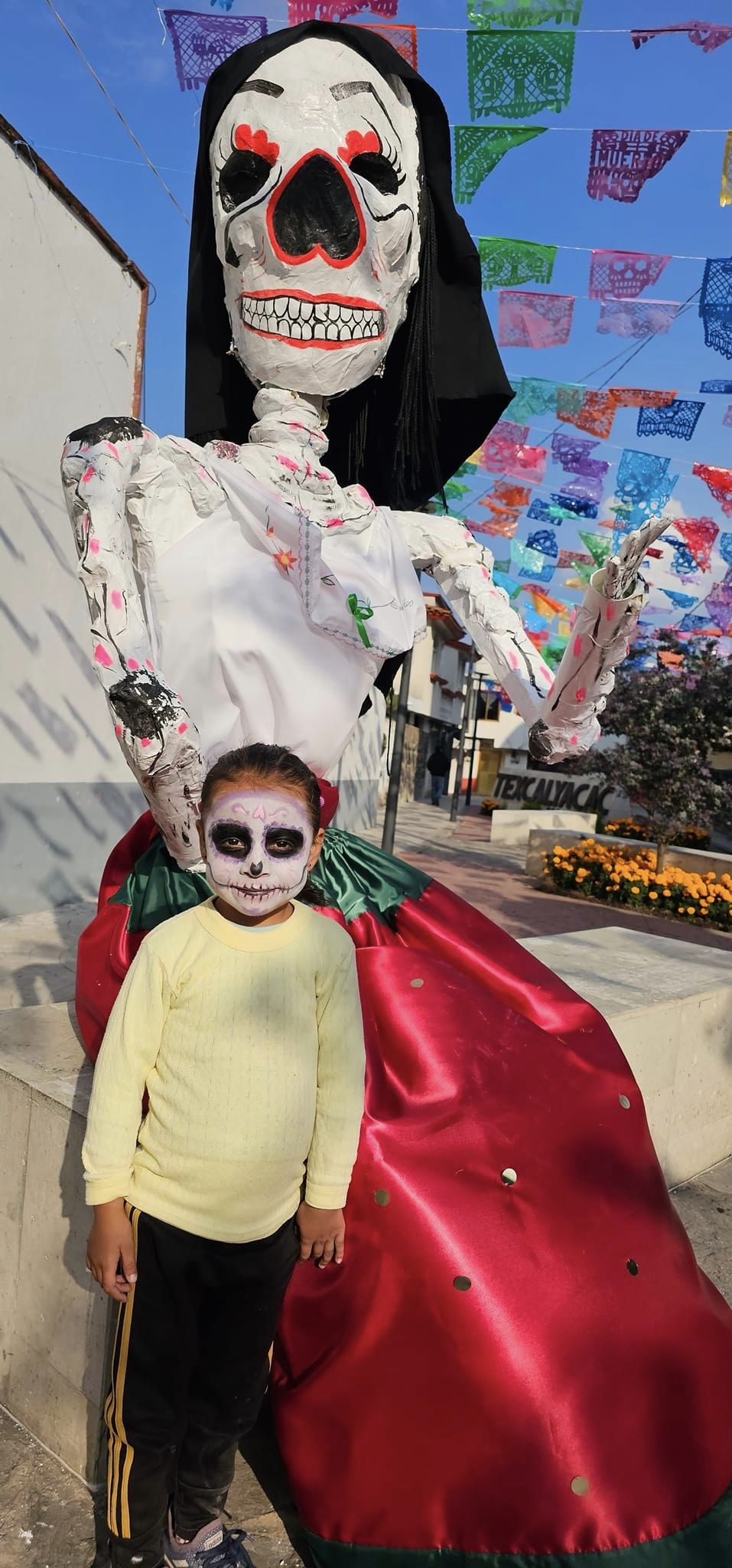 1699107639 260 Pintacaritas Dia de Muertos Las alumnas del curso de cultura