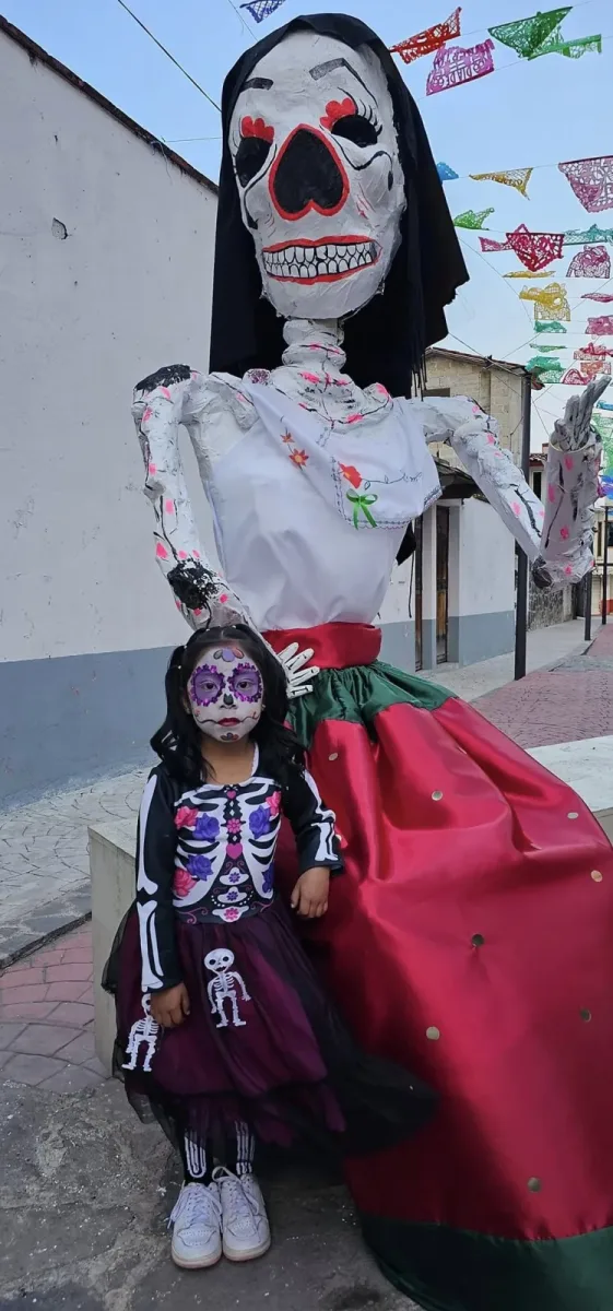 1699107657 Pintacaritas Dia de Muertos Las alumnas del curso de cultura scaled