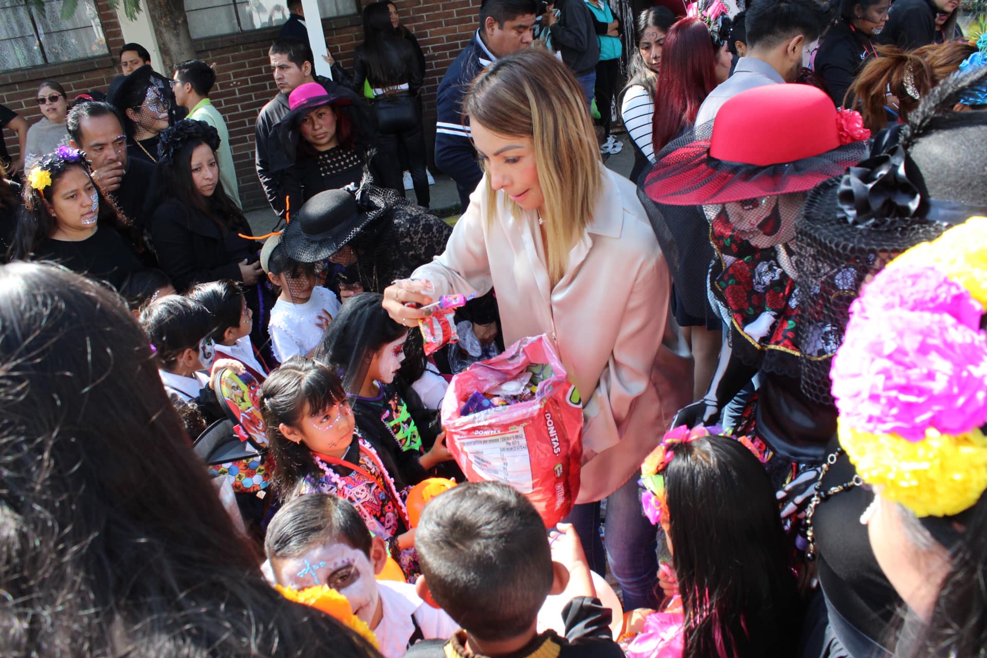 1699118531 345 ¡Hoy fue un dia especial Entregamos calaveritas a los ninos