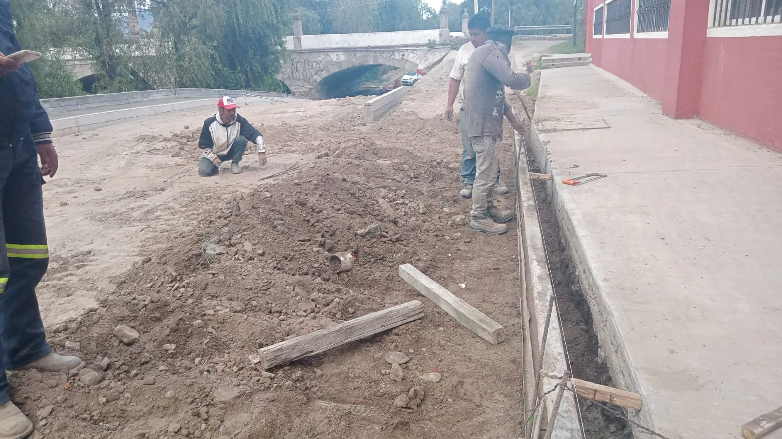 1699124930 Construccion de guarniciones y banquetas previas a la pavimentacion en jpg