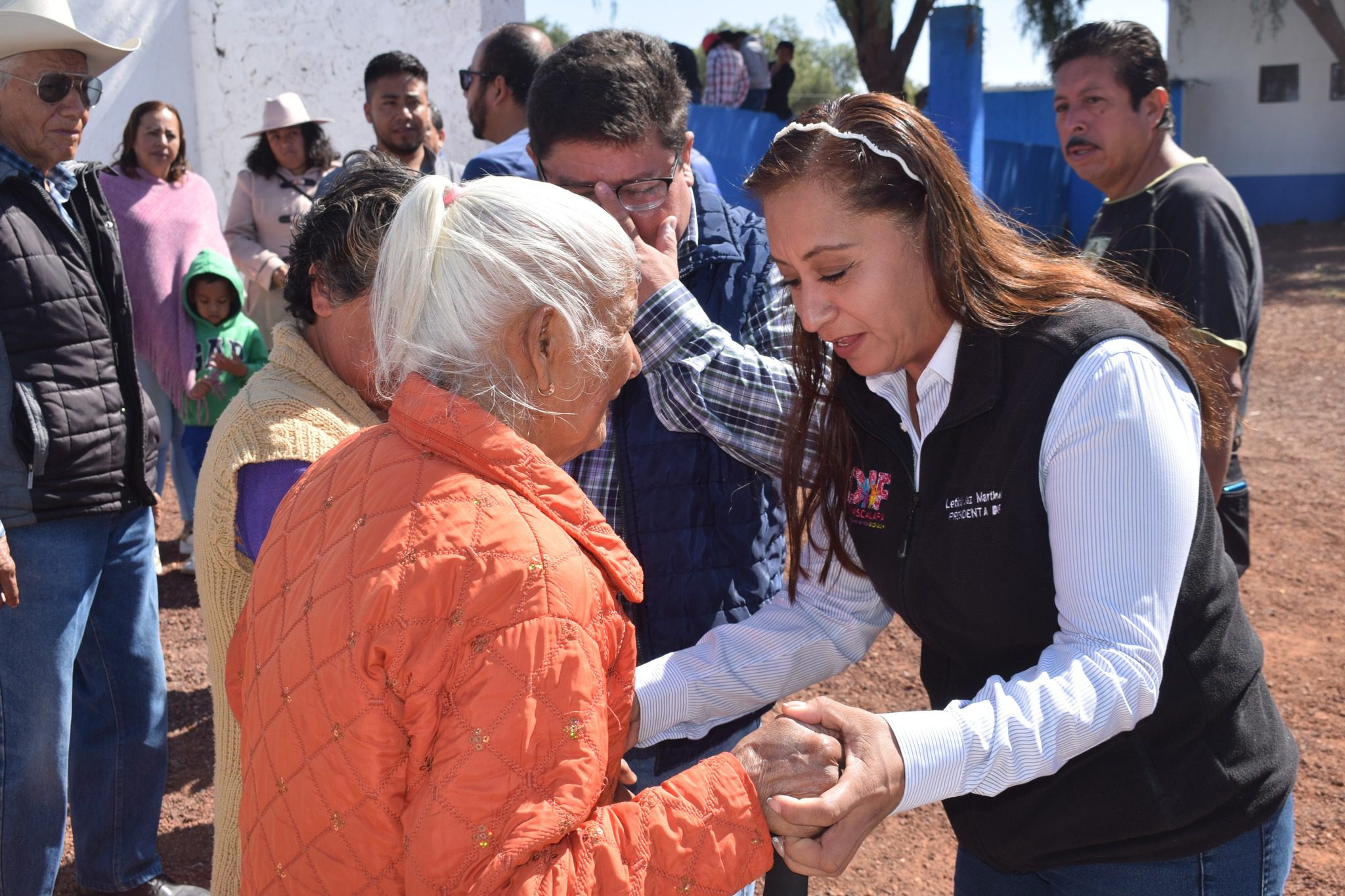 1699186952 195 El lic Quirino Meneses Vivaldo Presidente Constitucional de Temascalapa junto