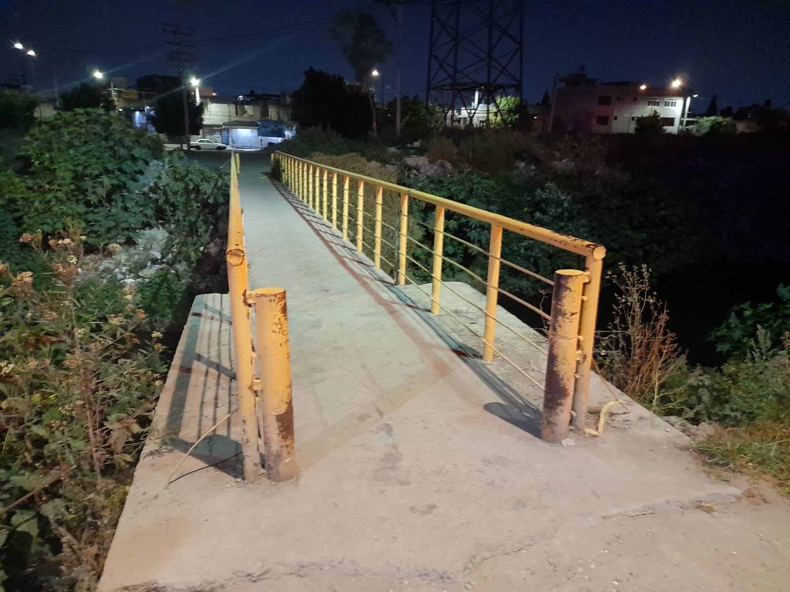 1699191241 420 A PETICION DE USUARIOS ABREN PUENTE PEATONAL EN LA COLONIA