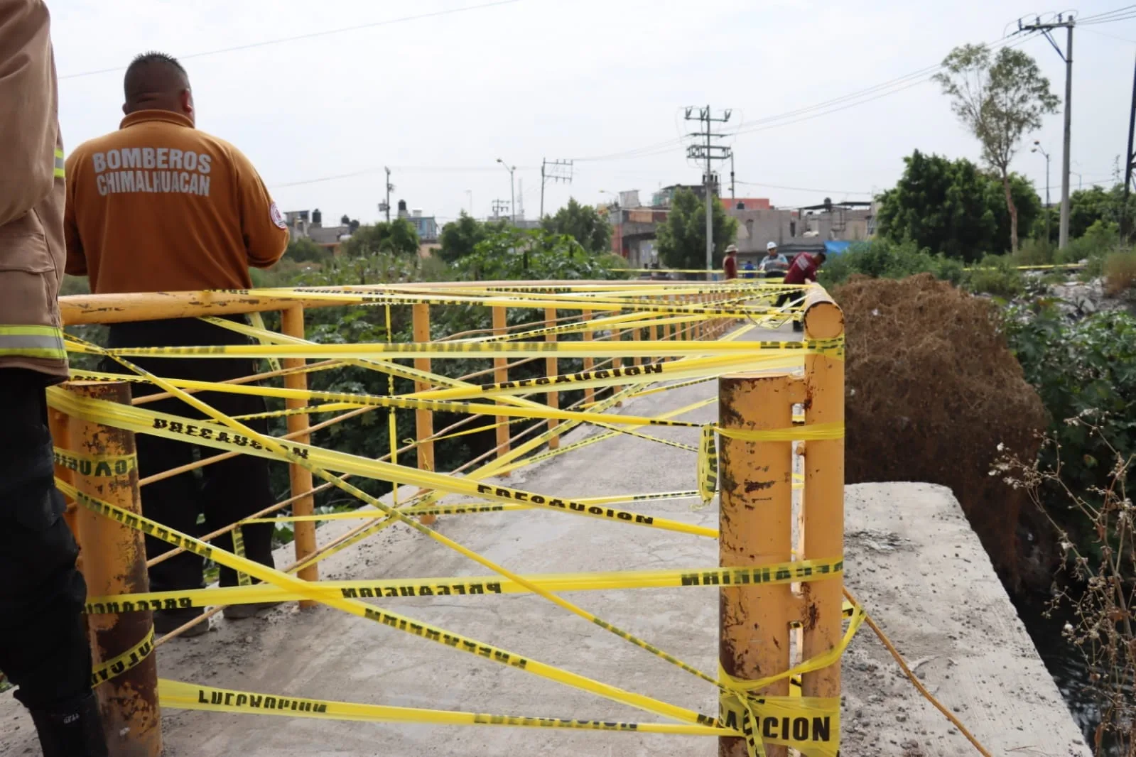 1699191262 A PETICION DE USUARIOS ABREN PUENTE PEATONAL EN LA COLONIA jpg