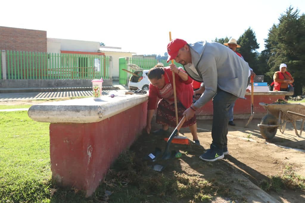 1699193258 685 Faena de limpieza y pintura en el Kiosco del Contadero