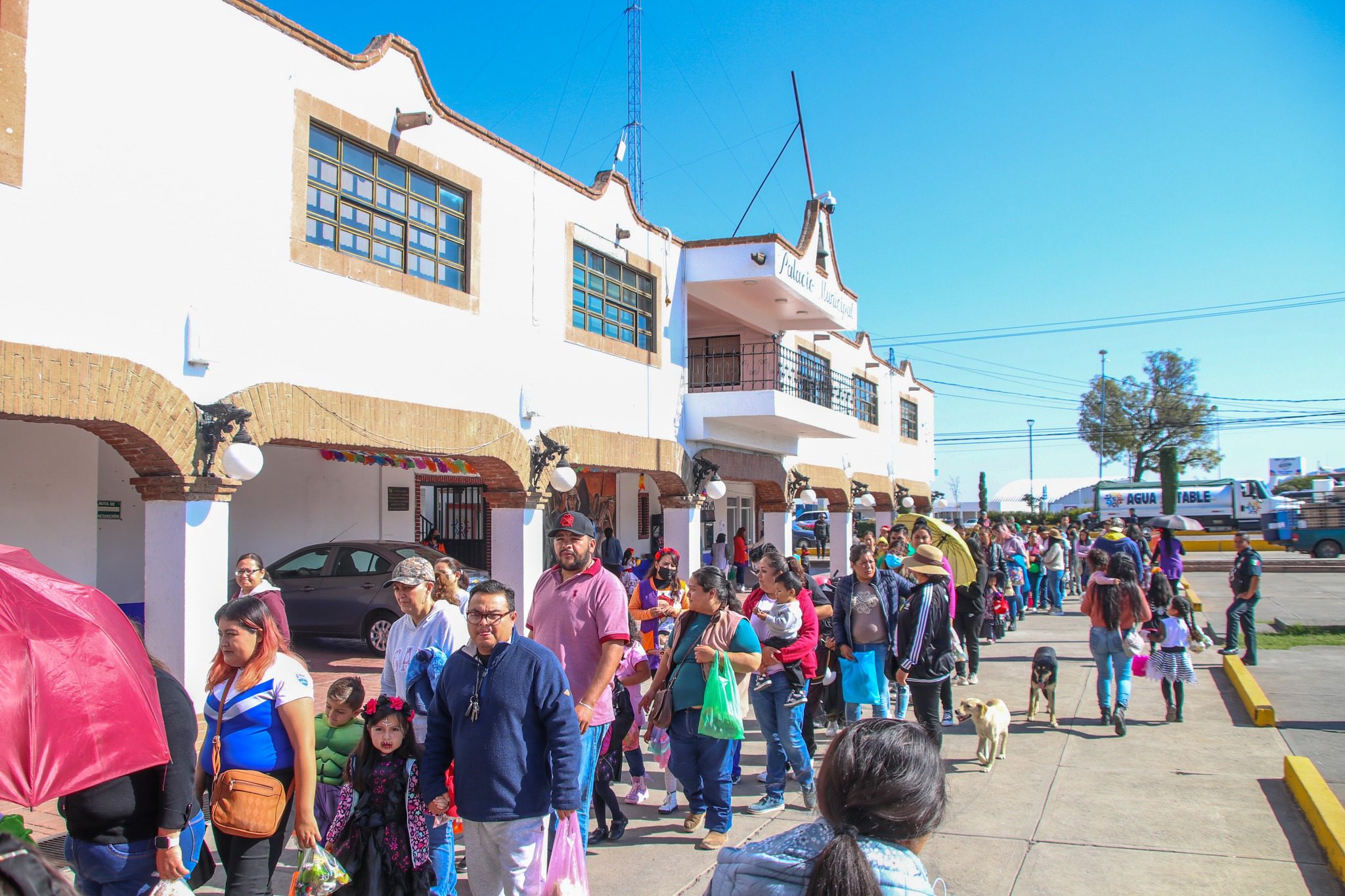 1699302311 123 Seguimos preservando nuestras tradiciones Los pasillos se llenaron de risas