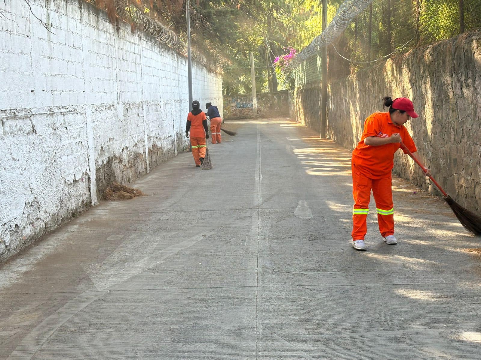 1699307400 455 Personal de ServiciosPublicos realizo trabajos de barrido y recoleccion de