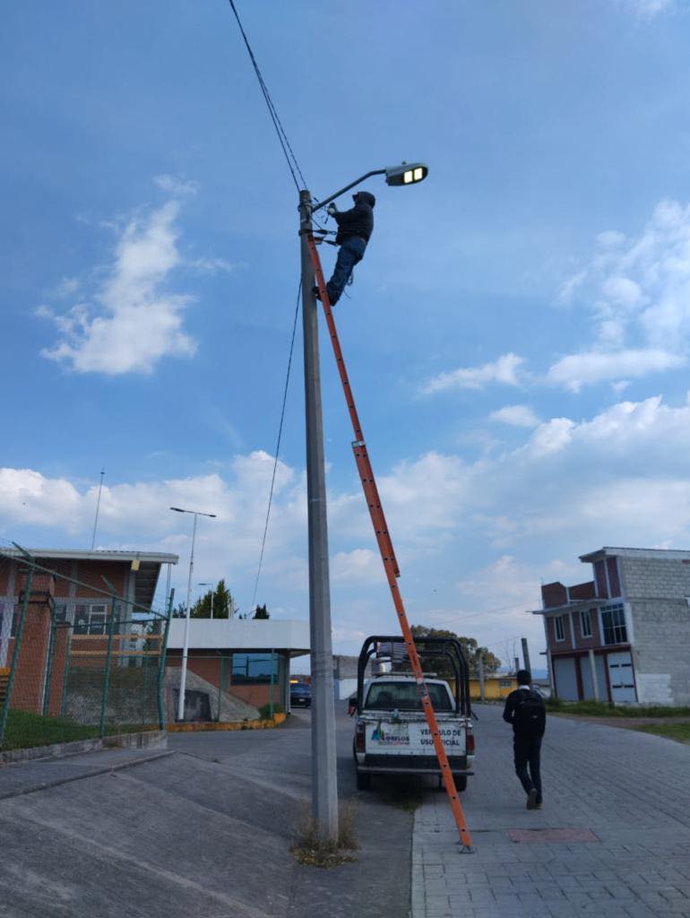 1699476047 370 Diariamente trabajamos en el mantenimiento y reparacion de luminarias para