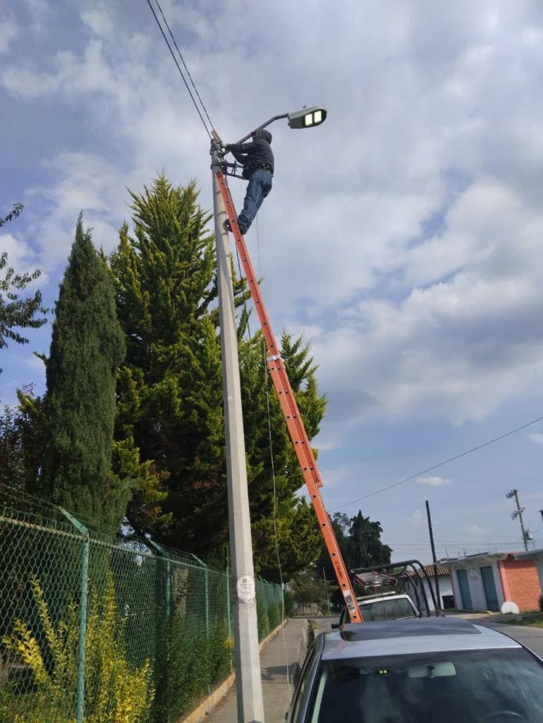 1699476074 Diariamente trabajamos en el mantenimiento y reparacion de luminarias para jpg