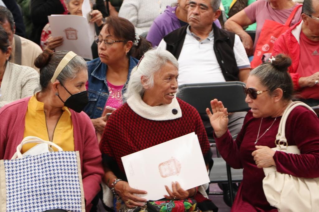 1699479527 195 ENTREGA PRESIDENTA DE CHIMALHUACAN MAS DE 500 TESTAMENTOS A UN