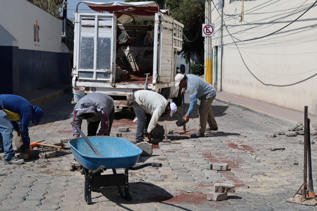 1699480040 Toma precauciones estamos realizando mantenimiento de adocreto en la calle