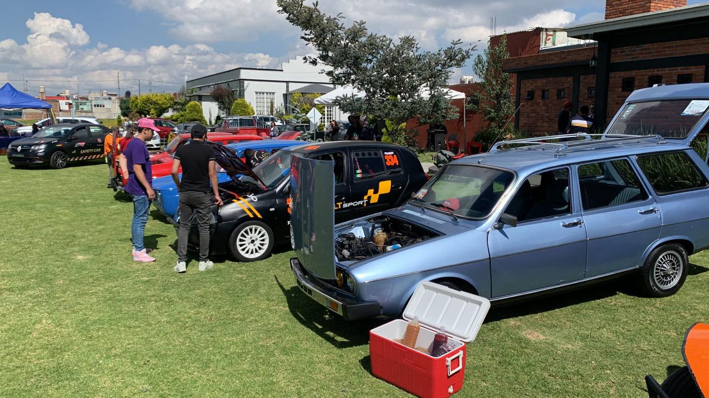 1699826357 408 El festejo del 6to aniversario de autos Renault clasicos y