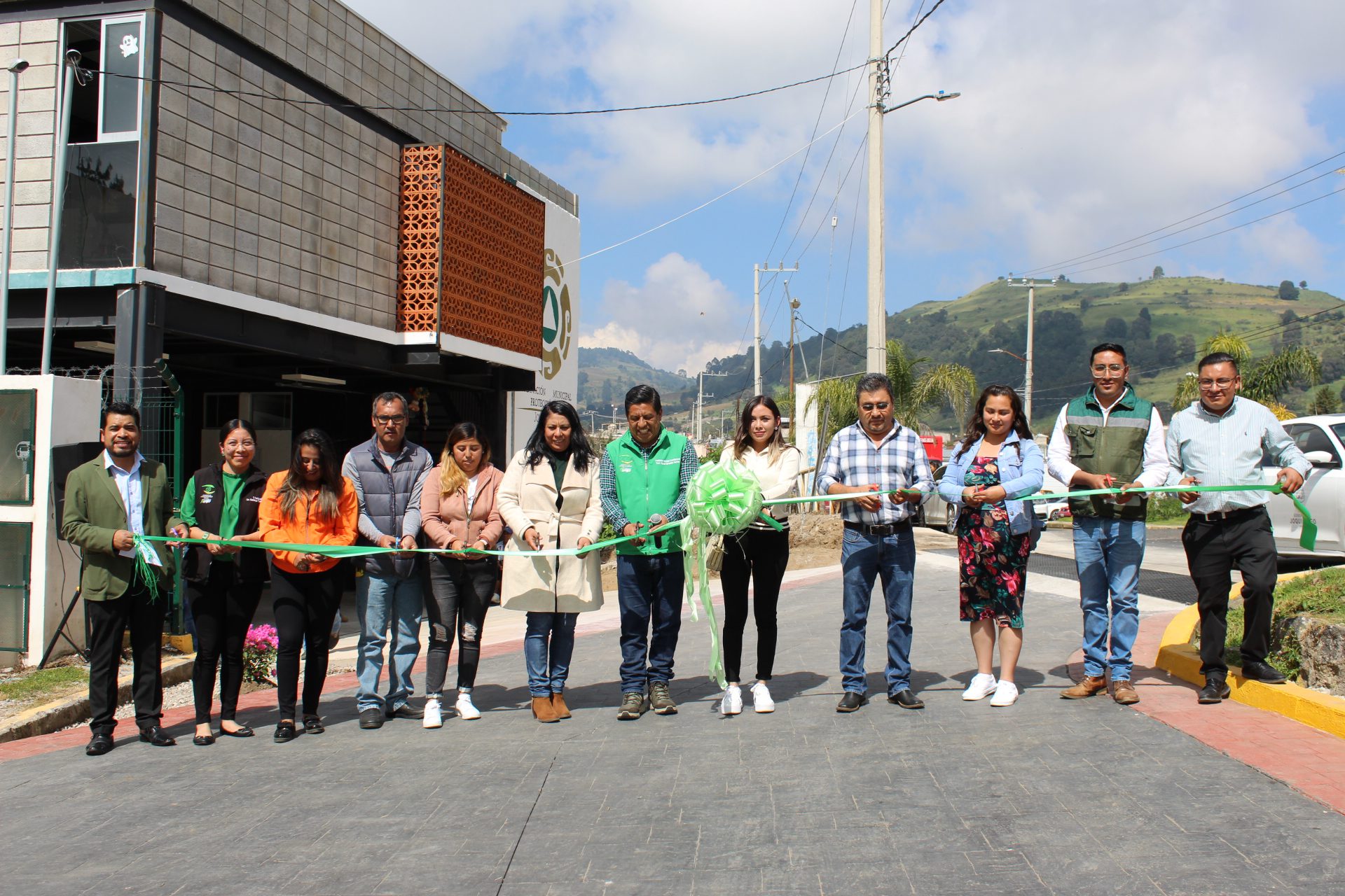 1699826544 149 10 de noviembre Entrega de obra publica Continuando con