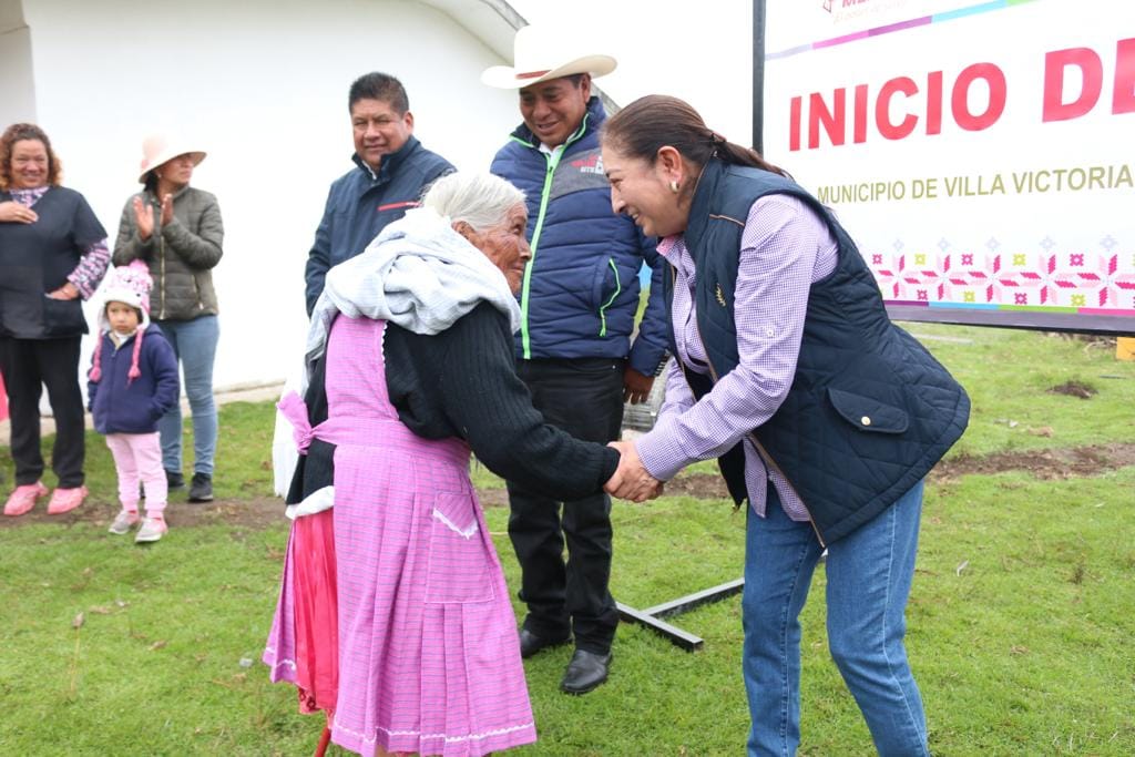 1699893902 810 En la comunidad El Vivero Segunda Seccion la Presidenta Municipal