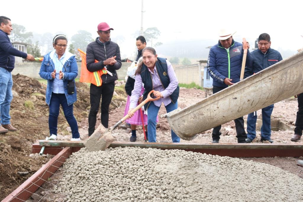 1699893915 982 En la comunidad El Vivero Segunda Seccion la Presidenta Municipal