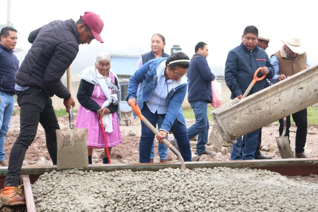 1699893921 983 En la comunidad El Vivero Segunda Seccion la Presidenta Municipal