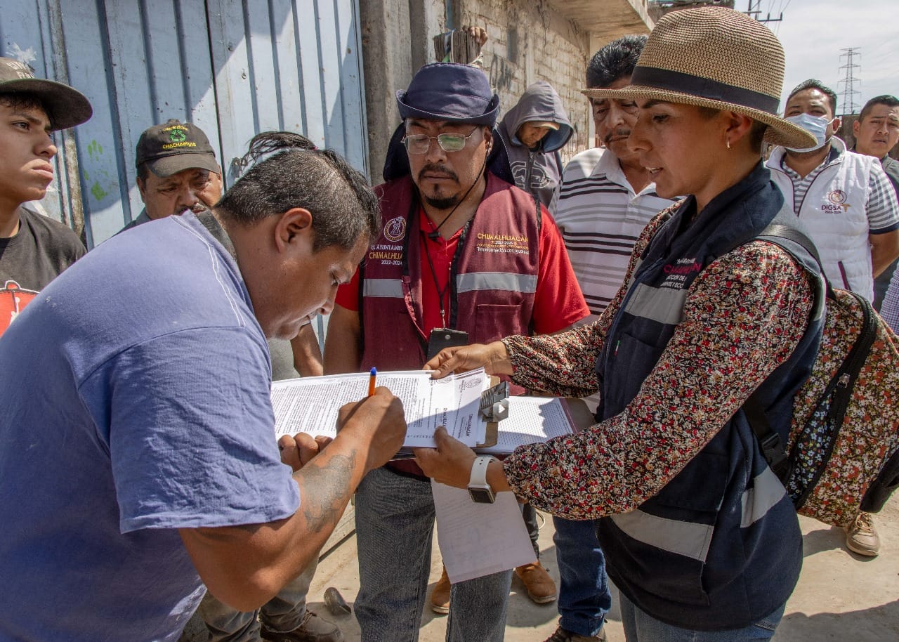 1699899409 749 GOBIERNO DE CHIMALHUACAN REALIZA LIMPIEZA EN EL MARGEN DEL CANAL