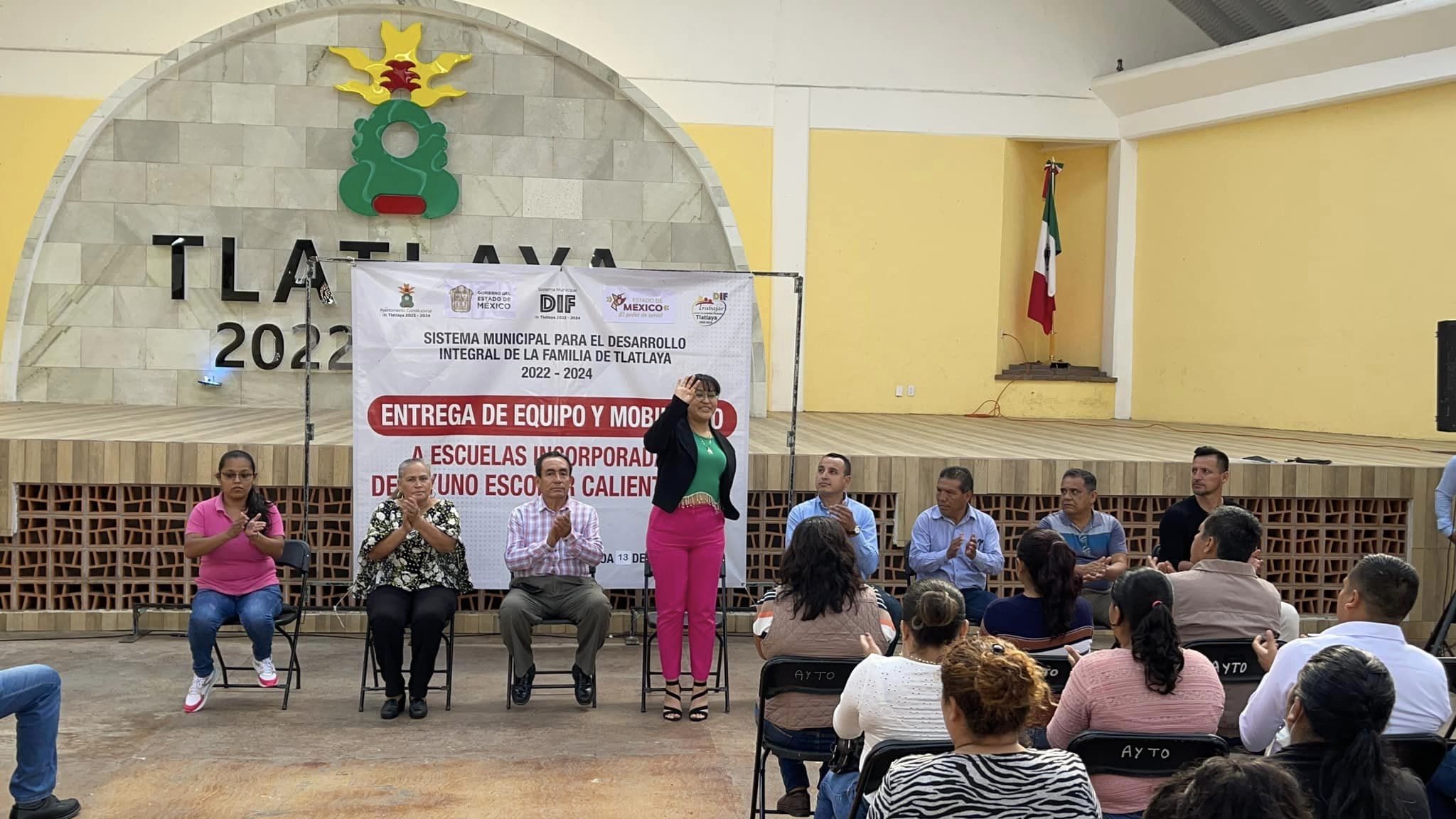 1699901566 3 ENTREGA DE MOBILIARIO Y EQUIPO A ESCUELAS QUE HICIERON MIGRACION