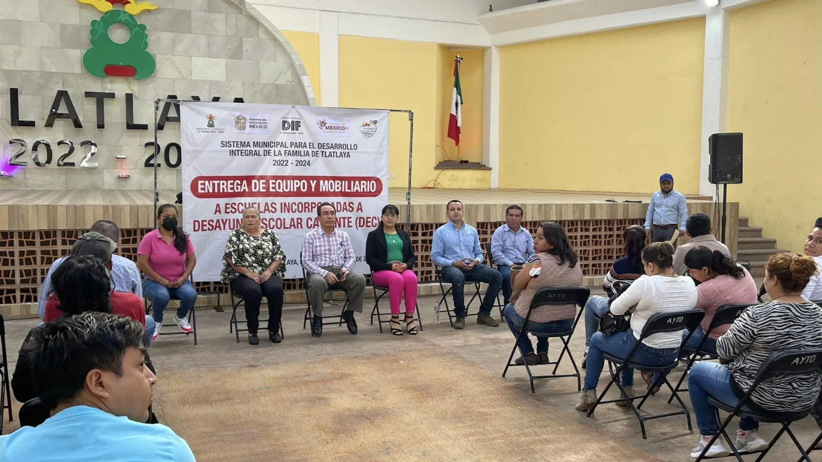 1699901589 ENTREGA DE MOBILIARIO Y EQUIPO A ESCUELAS QUE HICIERON MIGRACION scaled