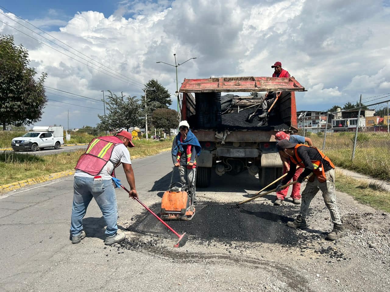 1699969576 350 Continua la Campana de Bacheo las cuadrillas recorrieron San Dimas