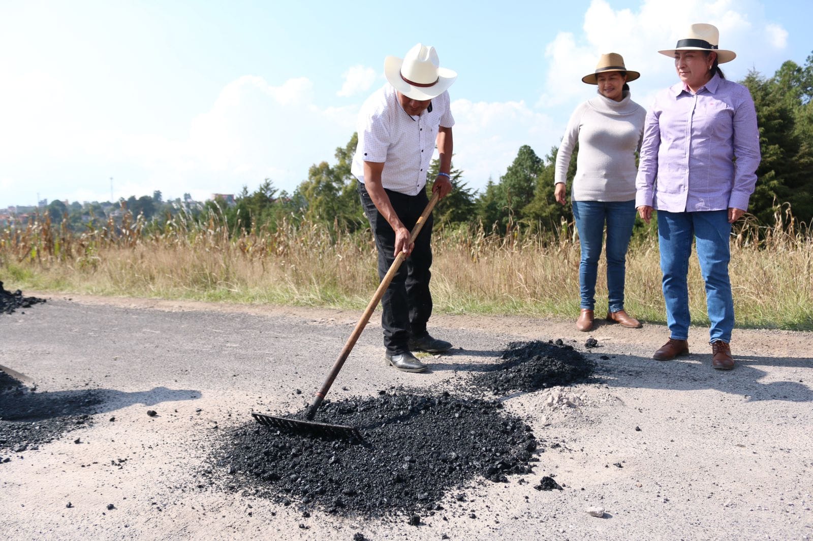 1699972982 438 En su recorrido la Presidenta Municipal Maria Luisa Carmona Alvarado