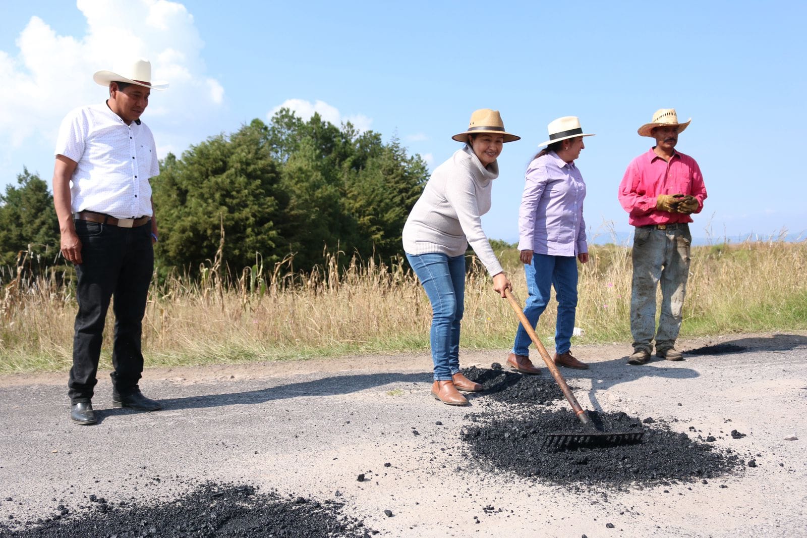 1699972988 90 En su recorrido la Presidenta Municipal Maria Luisa Carmona Alvarado