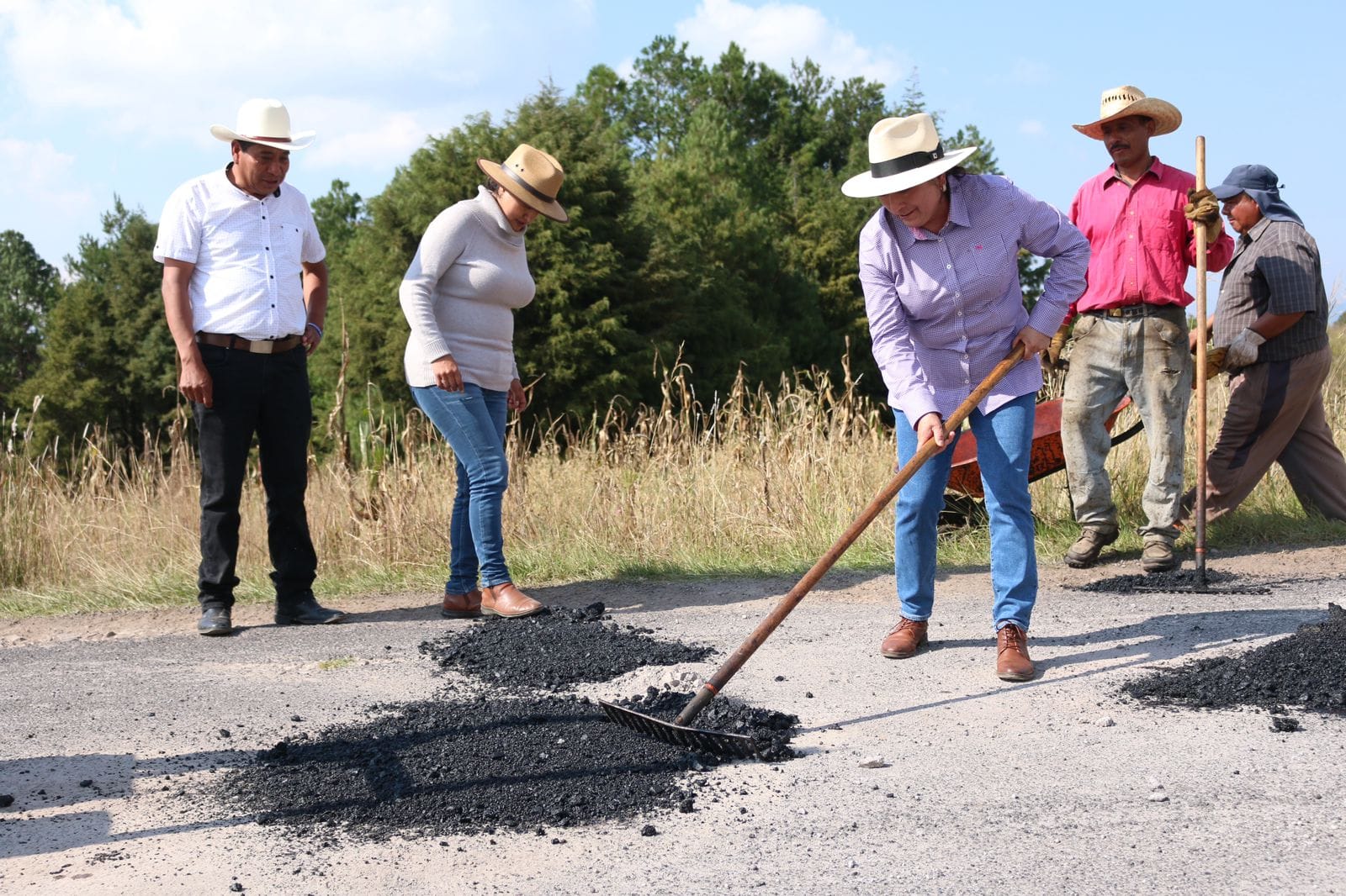 1699973000 En su recorrido la Presidenta Municipal Maria Luisa Carmona Alvarado