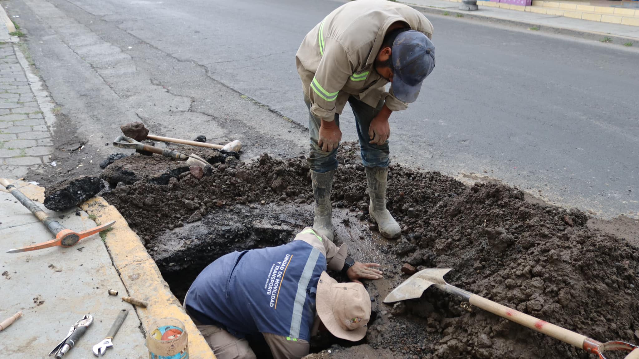 1699973490 859 La fuga de AguaPotable reportada en la Av Catarino Gonzalez