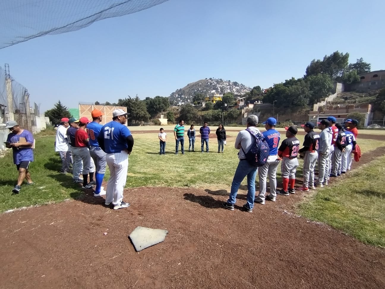 1700050859 309 El dia de ayer domingo entregamos el campo de beisbol