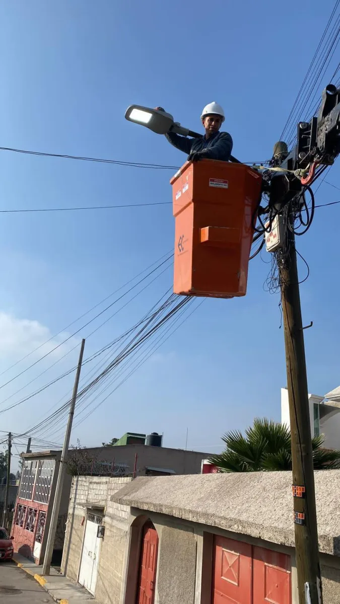 1700151139 706 ALUMBRADO PUBLICO Personal de Electrificacion trabaja diariamente en el