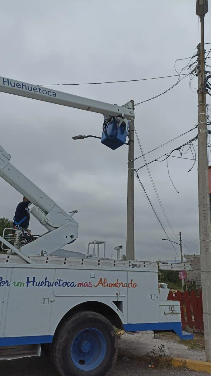 1700151145 62 ALUMBRADO PUBLICO Personal de Electrificacion trabaja diariamente en el