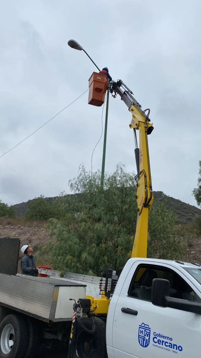 1700151151 415 ALUMBRADO PUBLICO Personal de Electrificacion trabaja diariamente en el