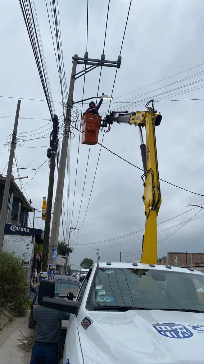 1700151165 ALUMBRADO PUBLICO Personal de Electrificacion trabaja diariamente en el