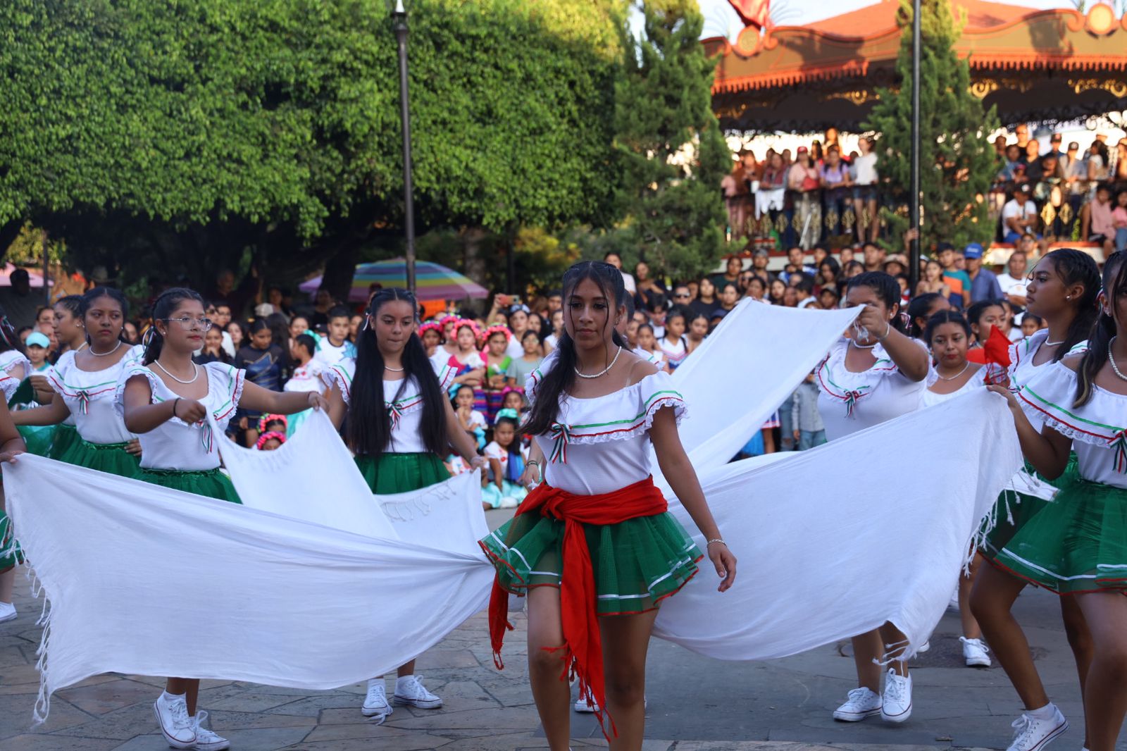 1700656439 583 ¡AYER HUBO FUEGO EN LA PISTA DE BAILE Las escuelas