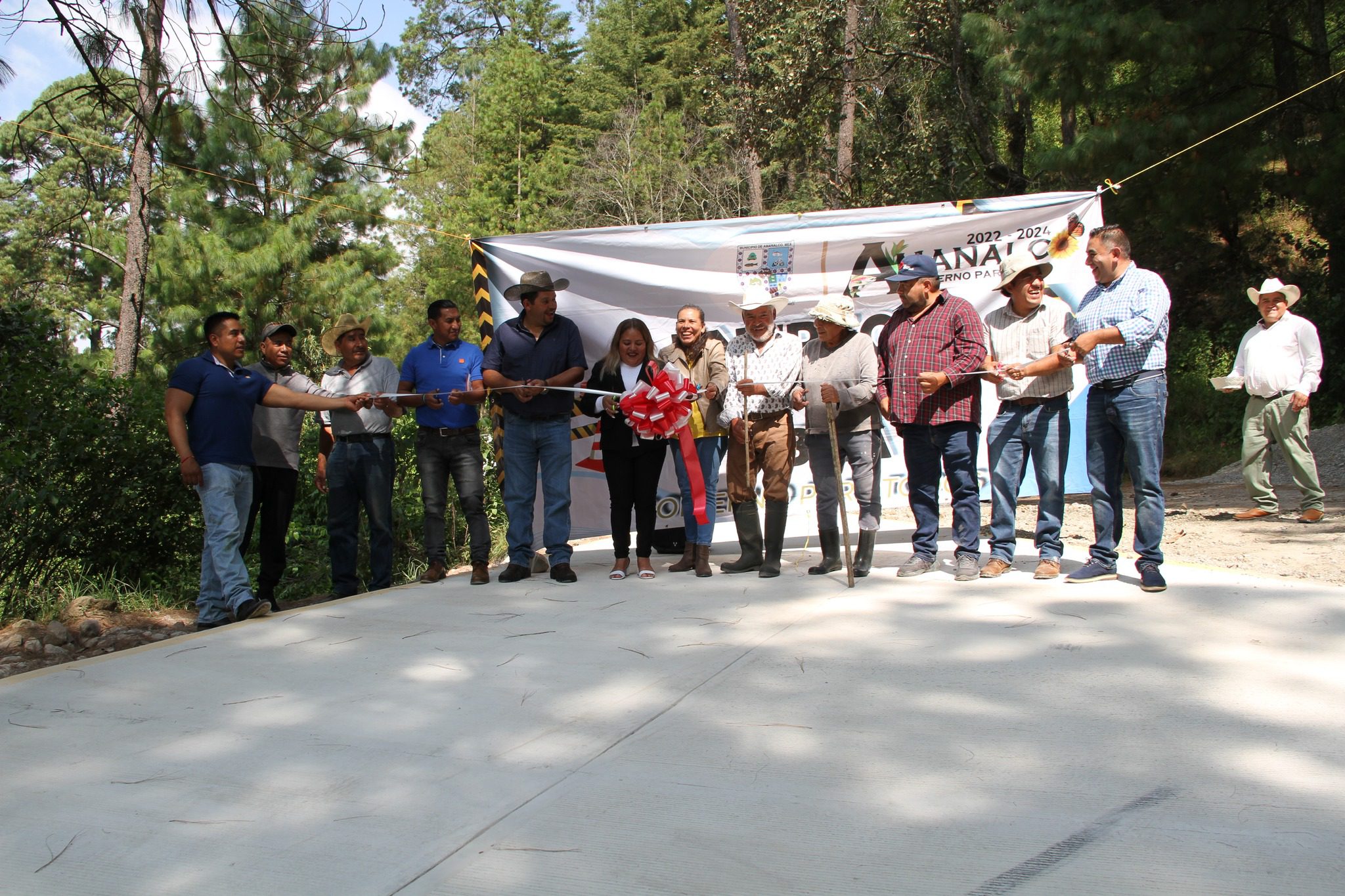 1700661361 179 EntregaDeObra La presidenta municipal de Amanalco C Maria Elena Martinez