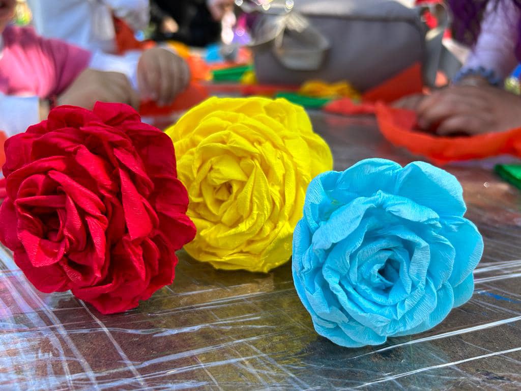 1700670092 Nuestras pirinolas estan armando flores de papel crepe en RanitasCreativas