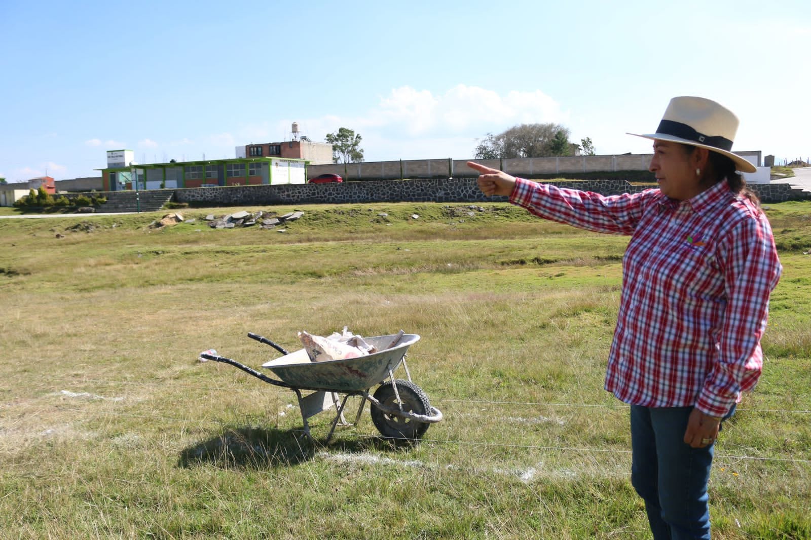 1700687659 41 En beneficio del sector educativo la Presidenta Municipal Maria Luisa